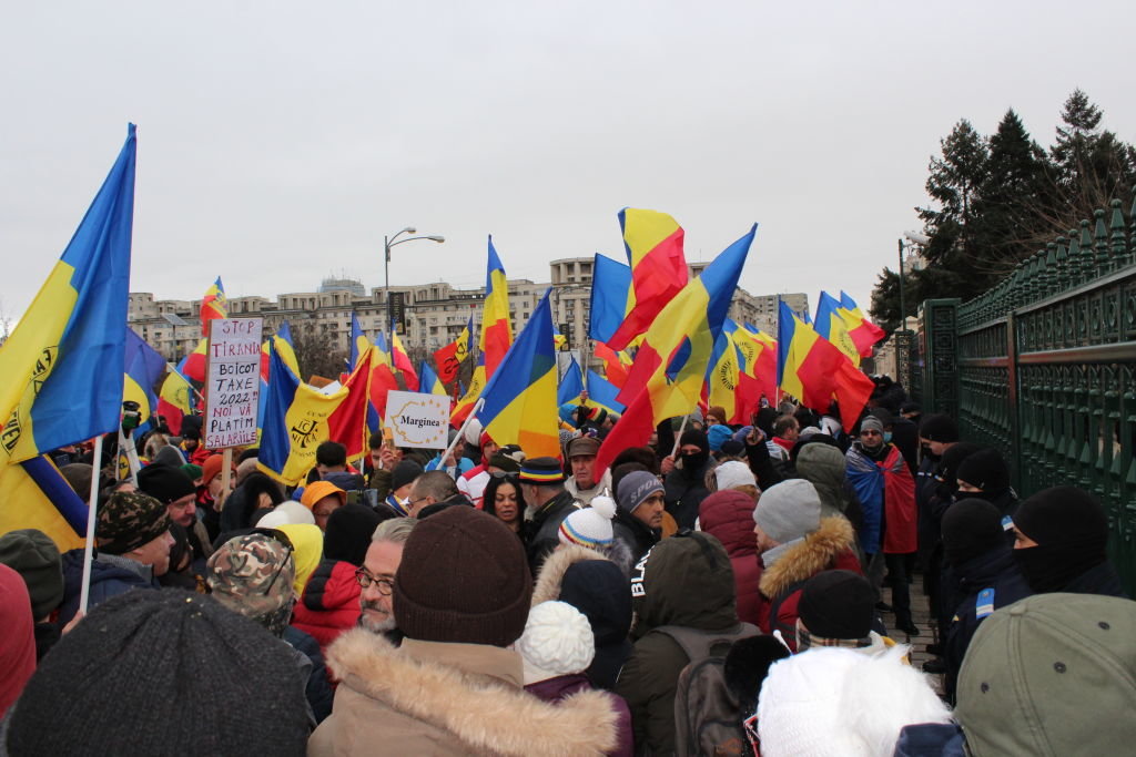 Десетки румънци нахлуха в двора на парламента в Букурещ протестирайки срещу намерението на правителството