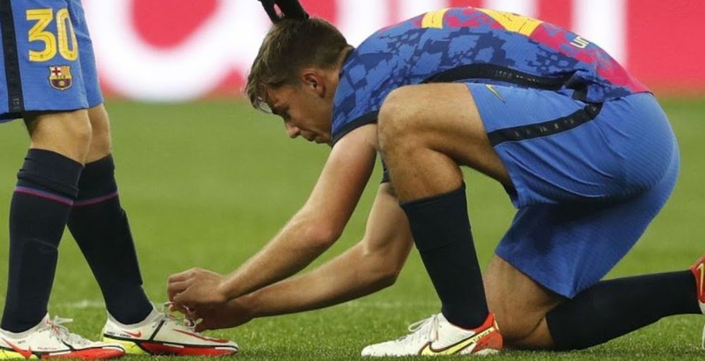 Снимка: Талант на Барселона не може да си връзва връзките |