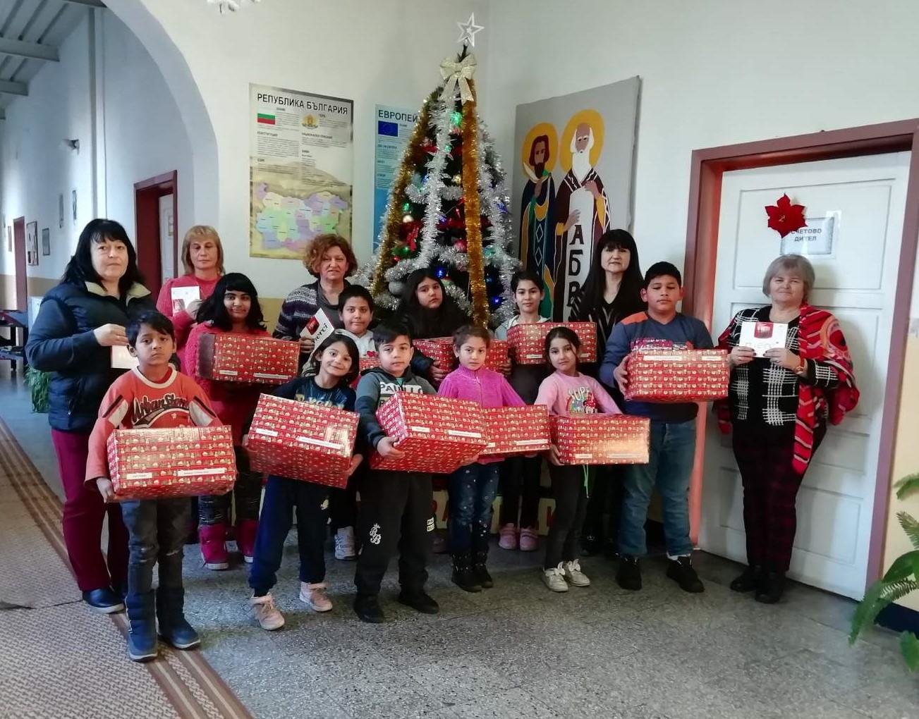 Общо 194 деца от Гълъбово получиха подаръци от инициативата Дървото