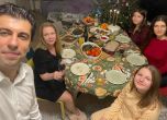 Коледно настроение: Петков снима празничната трапеза, Нинова омеси питка, Борисов подари кученце на внуците (видео)