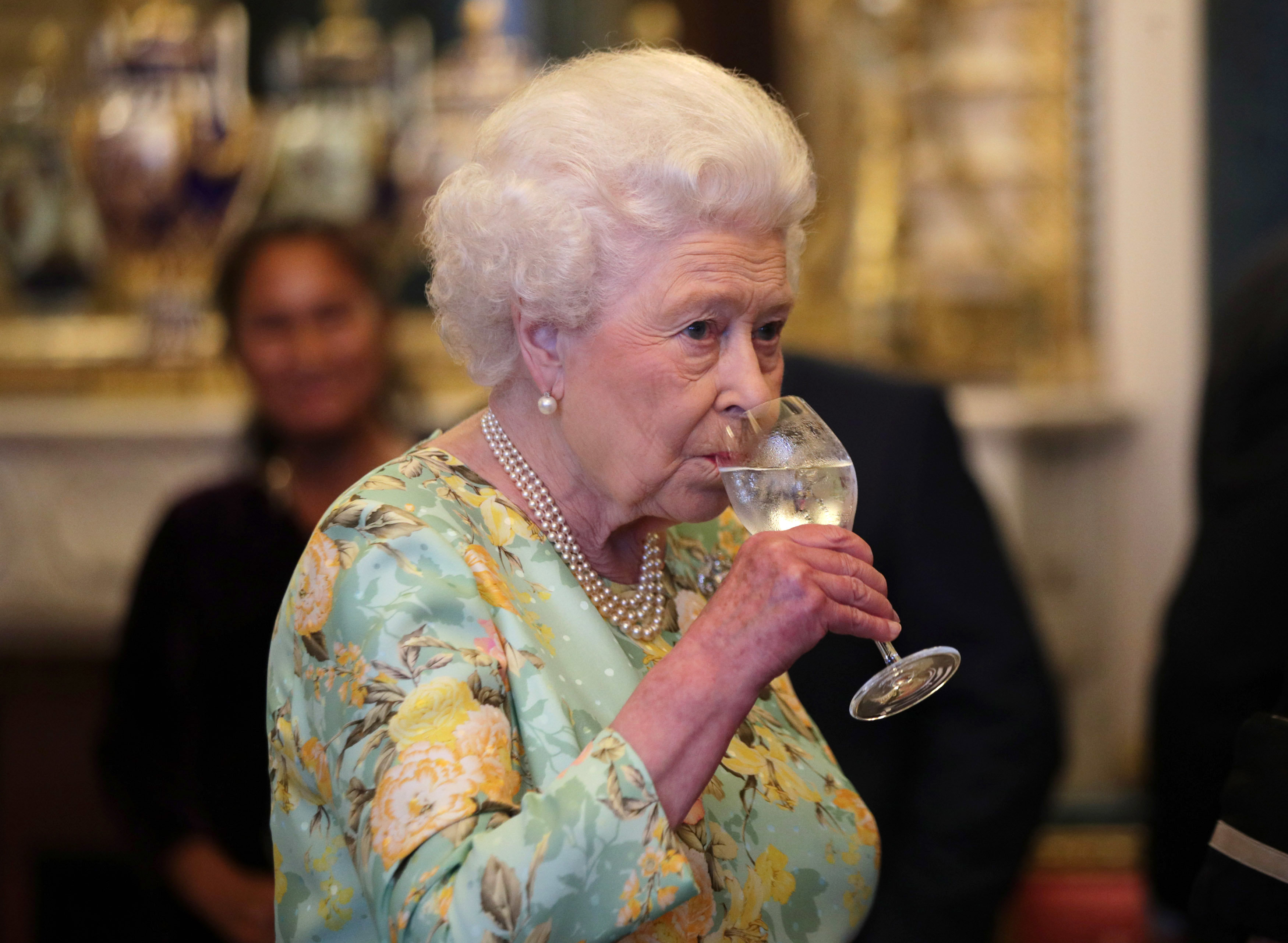 Британската кралица за втора поредна година ще наруши традицията да прекара