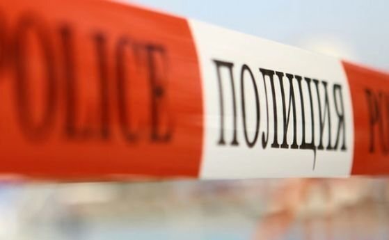 Автомобил с деца се обърна в близост до отбивката за