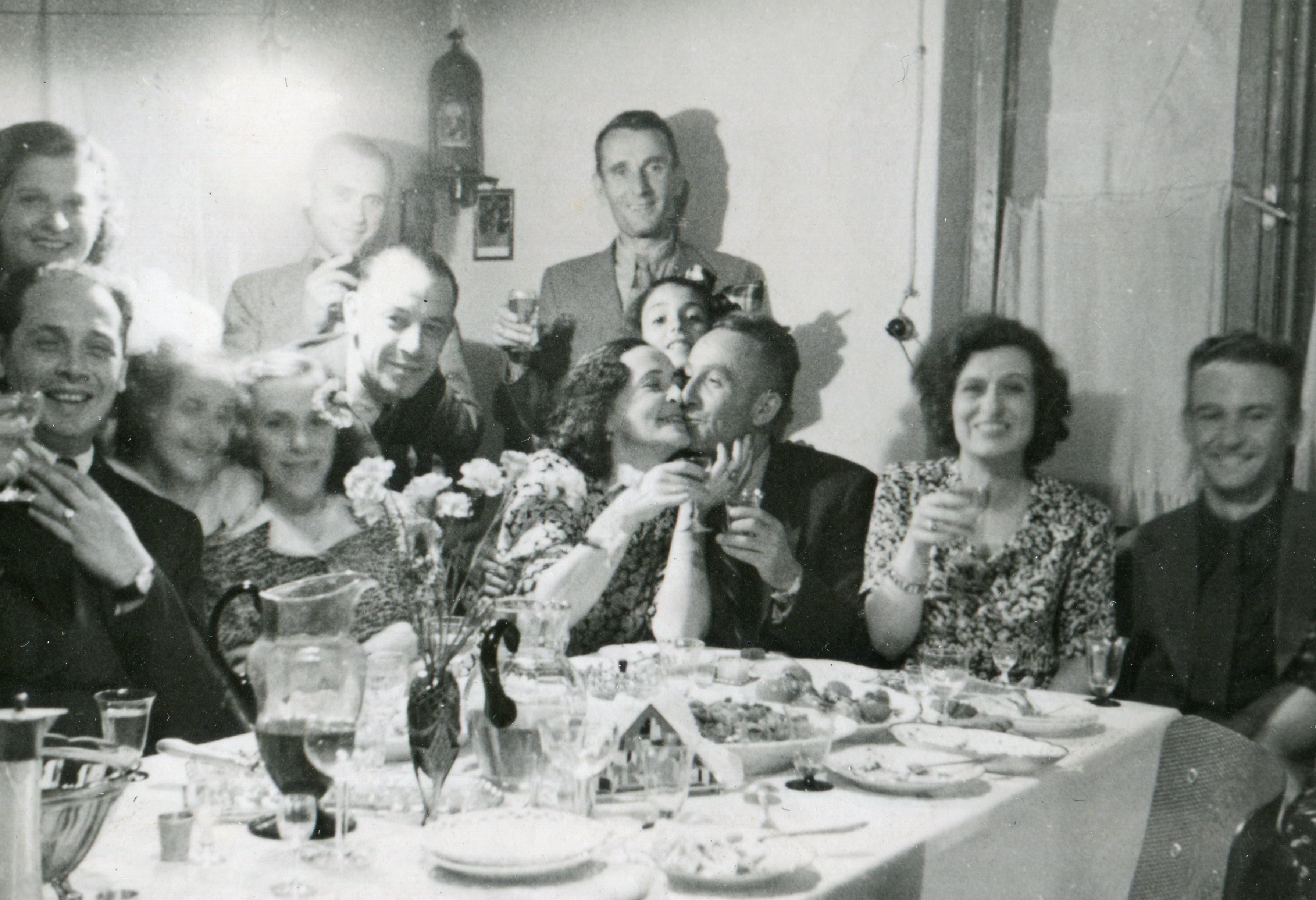 Днес видях съседите от старата порутена къща близнак залепена до тази