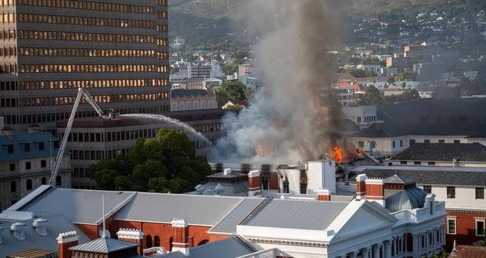 Пожар избухна в сградата на парламента на Южна Африка в