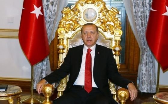 Турският президент Реджеп Тайип Ердоган днес обеща увеличение на заплатите