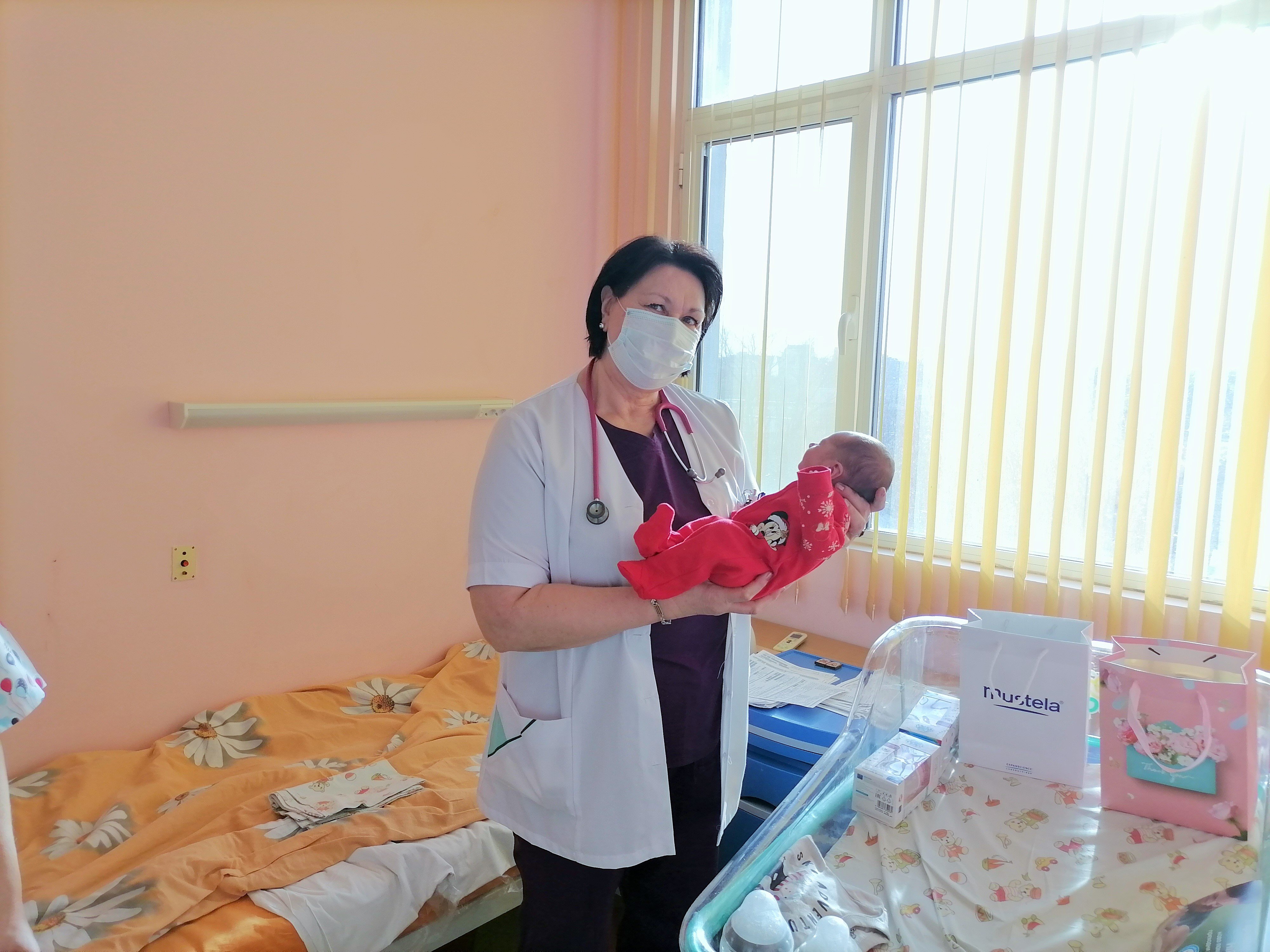 47 годишна акушерка роди първото бебе за 2022г в УМБАЛ Св