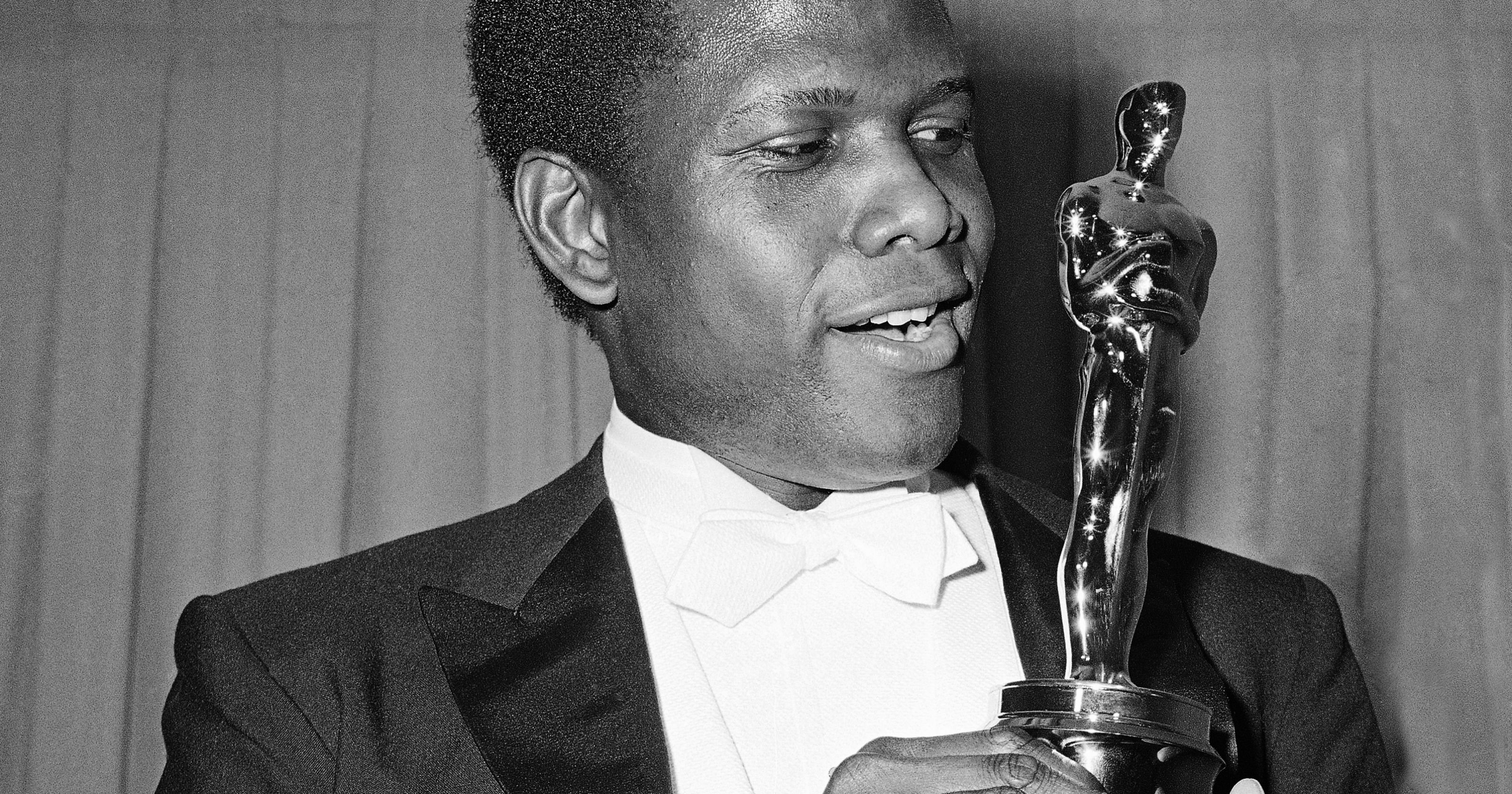 Първият чернокож актьор с награда Оскар сър Сидни Поатие е