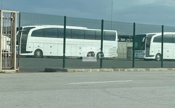 Четири автобуса с български граждани пътуващи за Германия чакат от часове