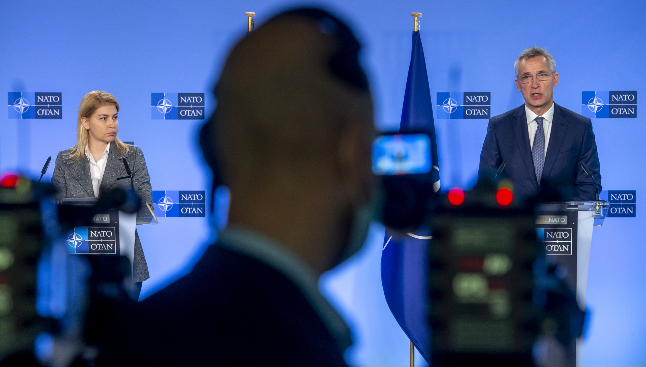 Главният секретар на НАТО Йенс Столтенберг демонстрира подкрепата на Алианса