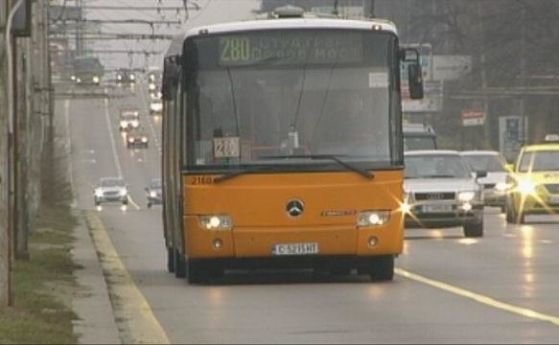 Мъж представящ се за частно лице подпомагащо полицията тормози момичета