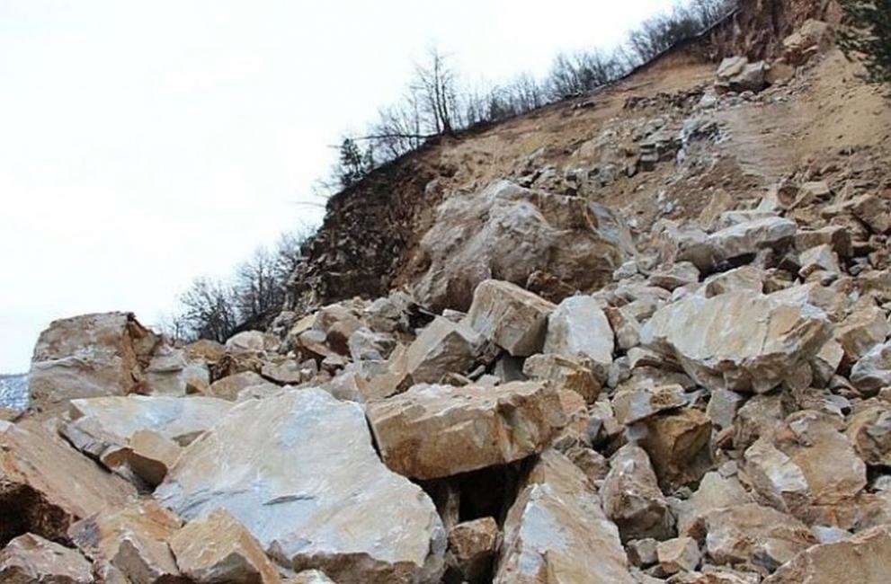Срутила се скална маса затвори частично пътя София Самоков Екипи на Пътна