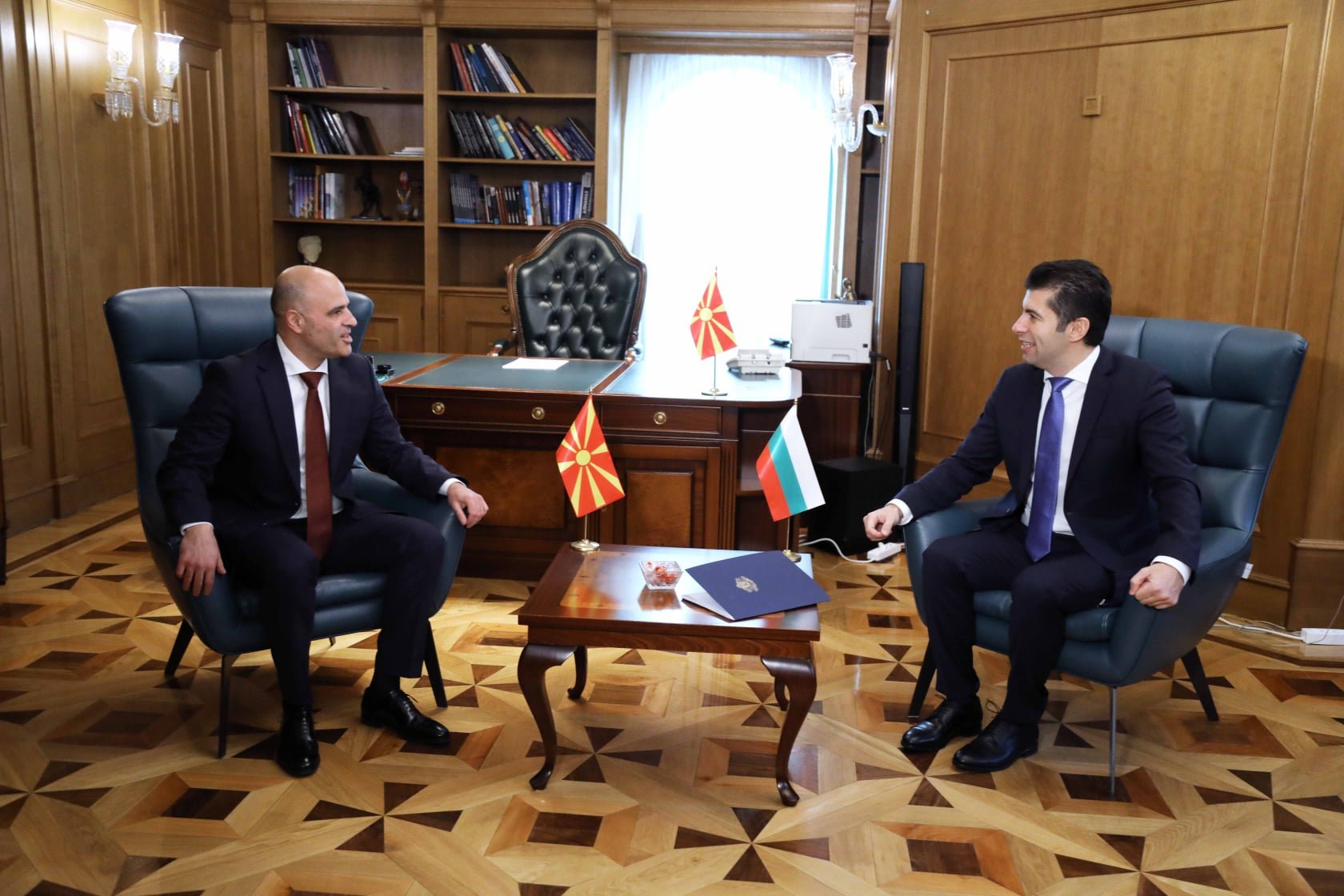 Започна еднодневната визита на министър председателят Кирил Петков в Скопие който се
