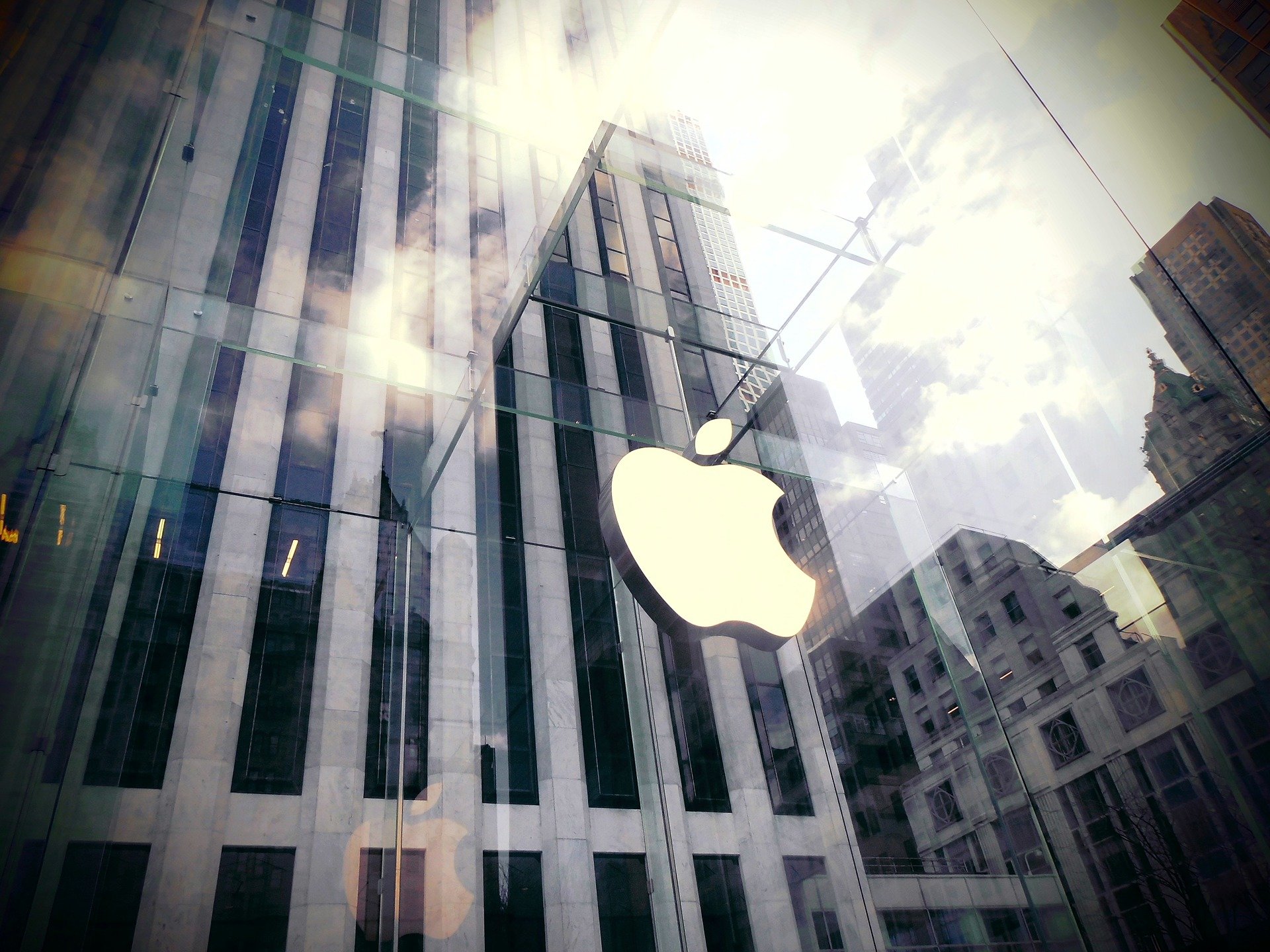 Американският технологичен гигант Епъл Apple подготвя титанична революция разработвайки от