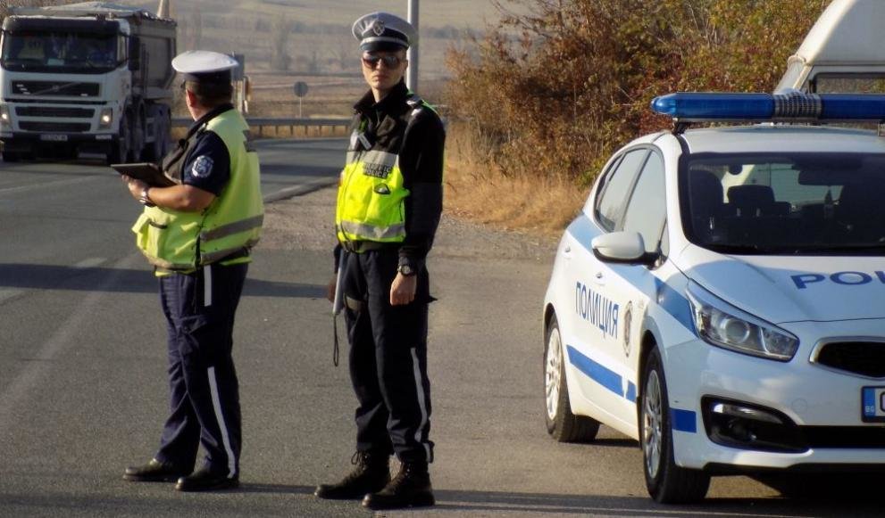 Двама пътни полицаи са задържани за приет подкуп след подаден
