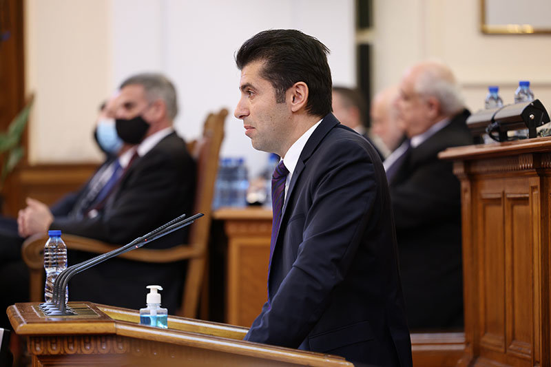Премиерът Кирил Петков пристига извънредно в Народното събрание заради Предложението
