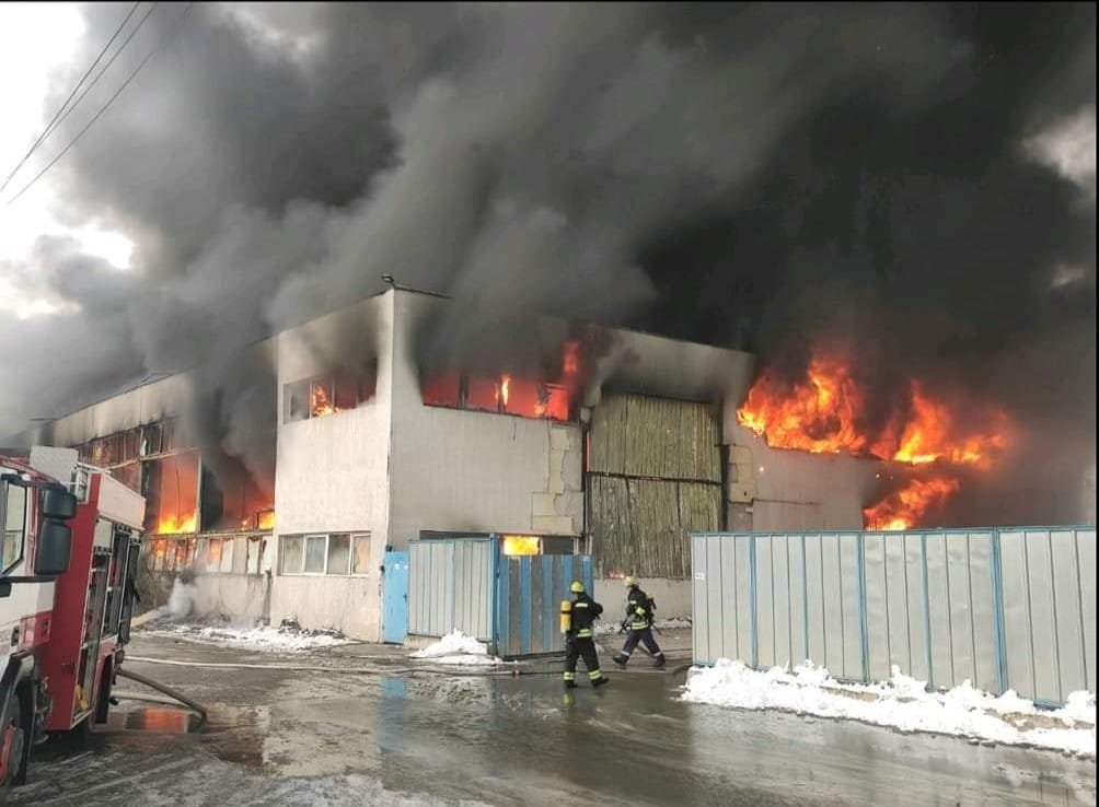 Пожар гори в промишлената зона в столичния квартал Дружба 1