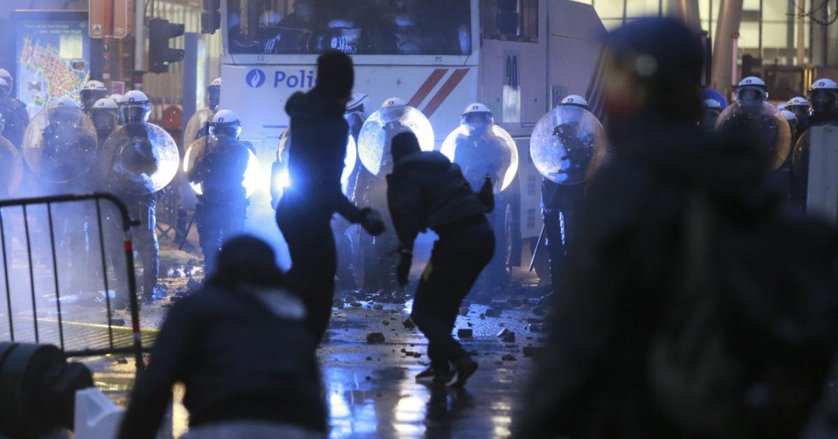 Протест срещу COVID ограниченията прерасна в безредици в Брюксел  Полицията използва