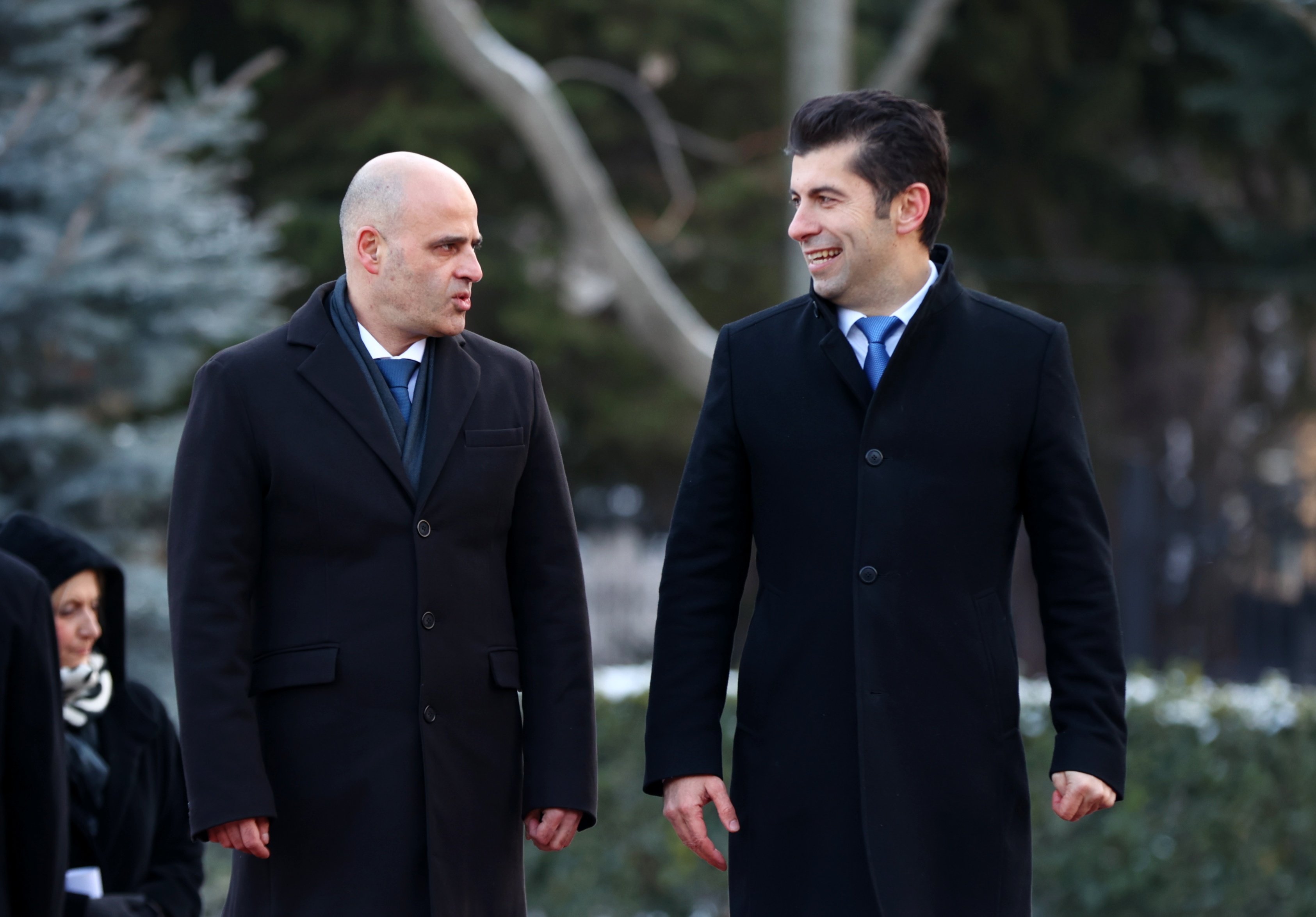 Премиерът на Северна Македония Димитър Ковачевски бе посрещнат на площад
