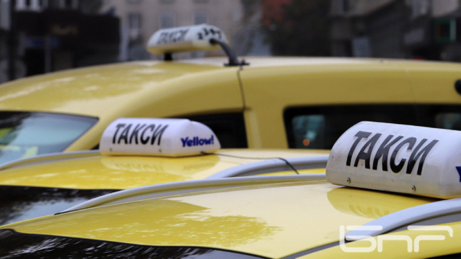Таксиметрови шофьори в Добрич излизат днес на протест. Причината е