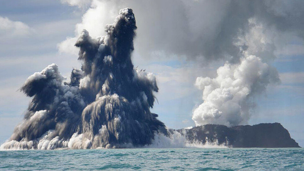 Изригването на подводния вулкан в Тонга е било неколкостотин пъти