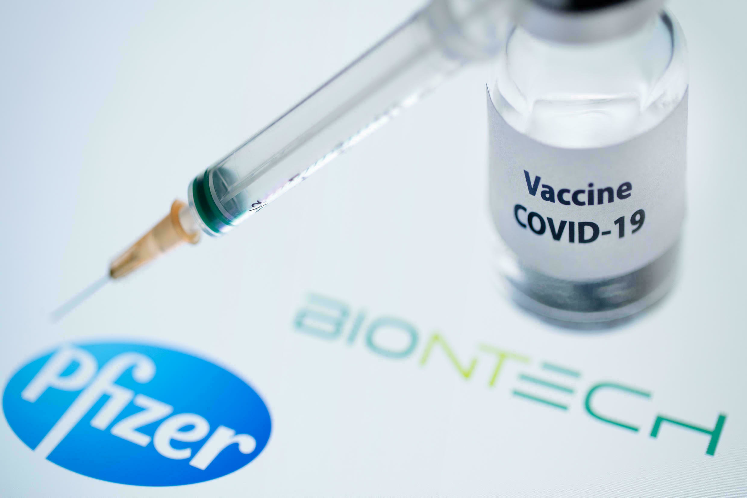 Pfizer и BioNTech обявиха във вторник че започват клинични изпитвания