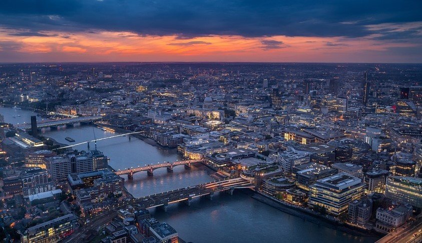 Британското правителство отменя маските и здравните паспорти в Англия след