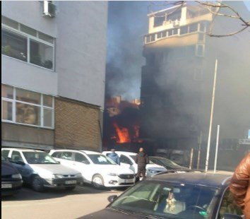 Пожар избухна в изоставена двуетажна къща в жилищен комплекс Лазур