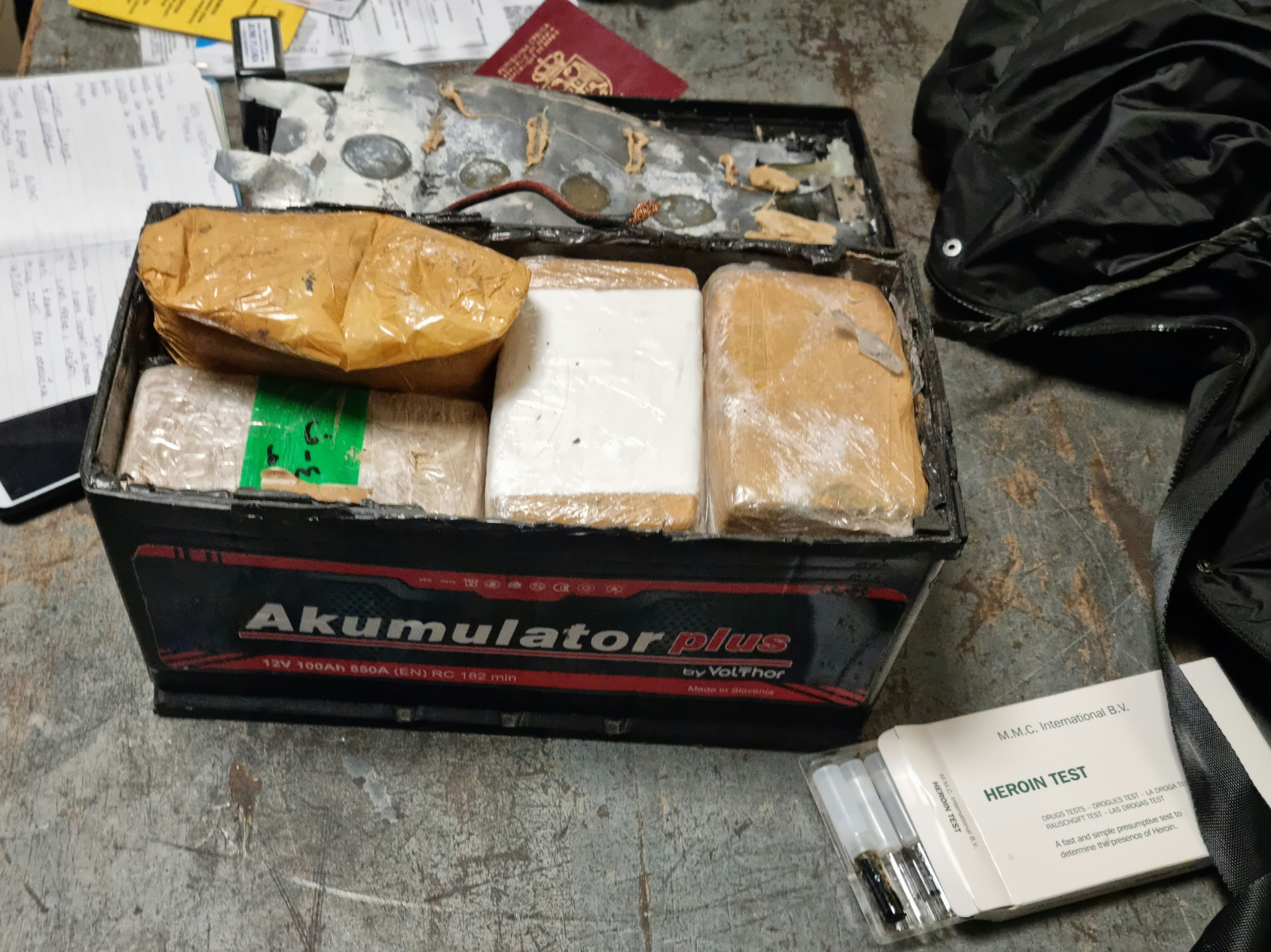 Митничари откриха 5 694 кг хероин скрит в автомобилен акумулатор  
Историята е