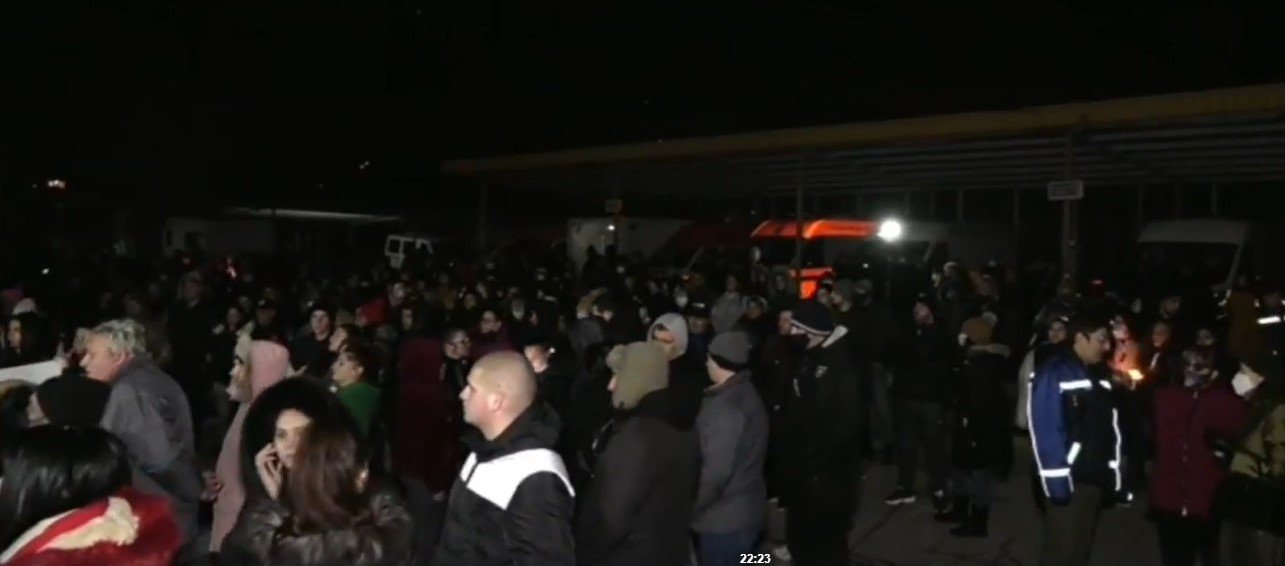 Десетки протестиращи се събраха пред спешното отделение на врачанската болница Христо