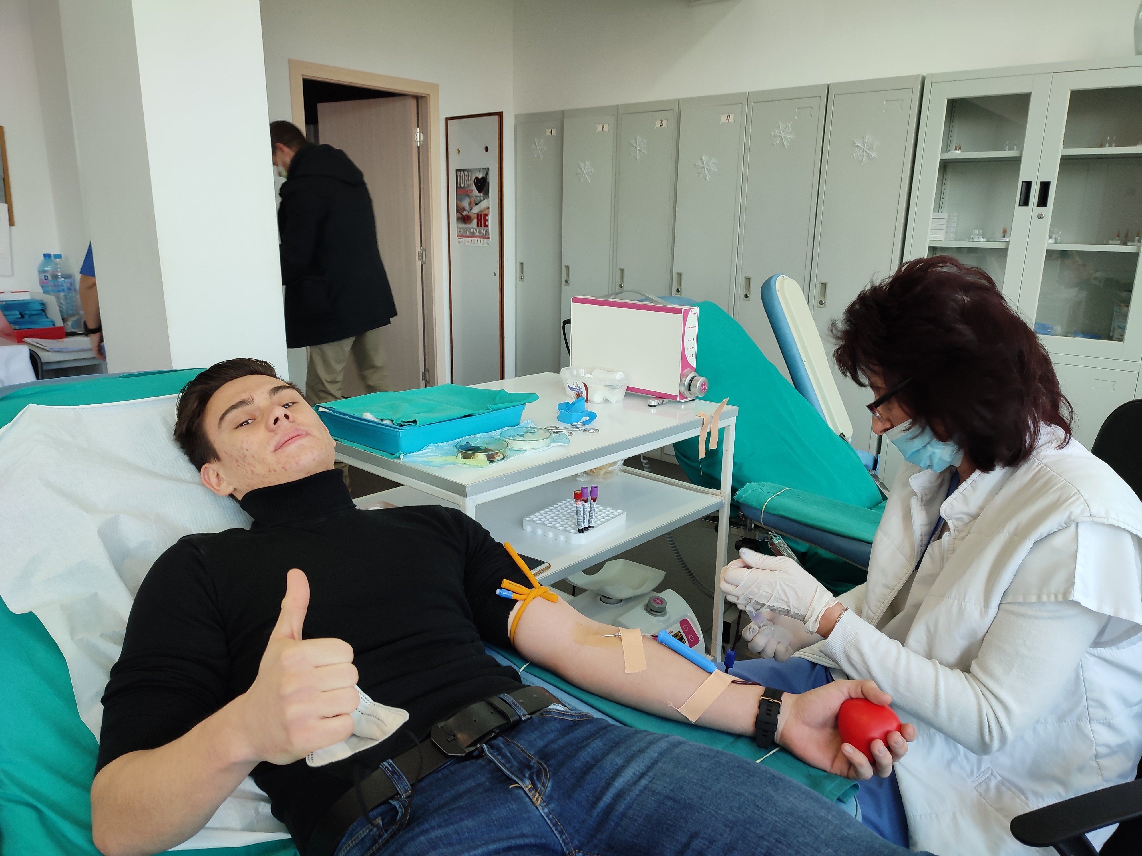 Ученици от Несебър популяризират кръводаряването с личен пример За проект