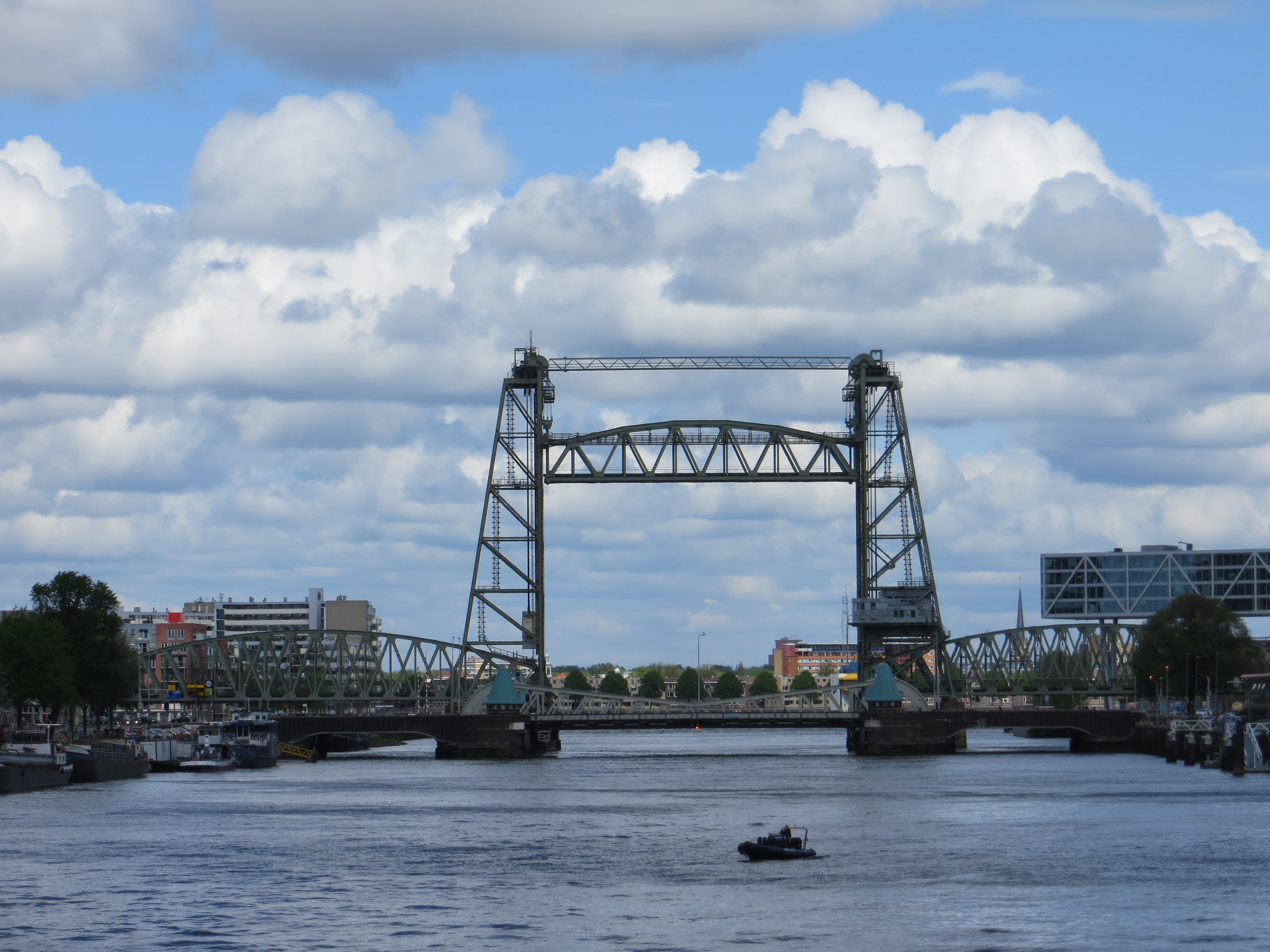 В Ротердам ще демонтират исторически мост, за да може яхта