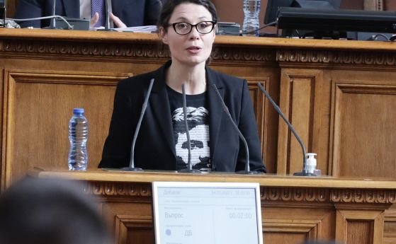 Депутатката от Демократична България Елисавета Белобрадова се появи в парламента