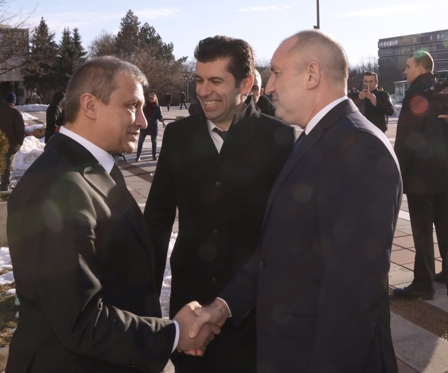 Президентът Румен Радев и премиерът Кирил Петков застанаха рамо до