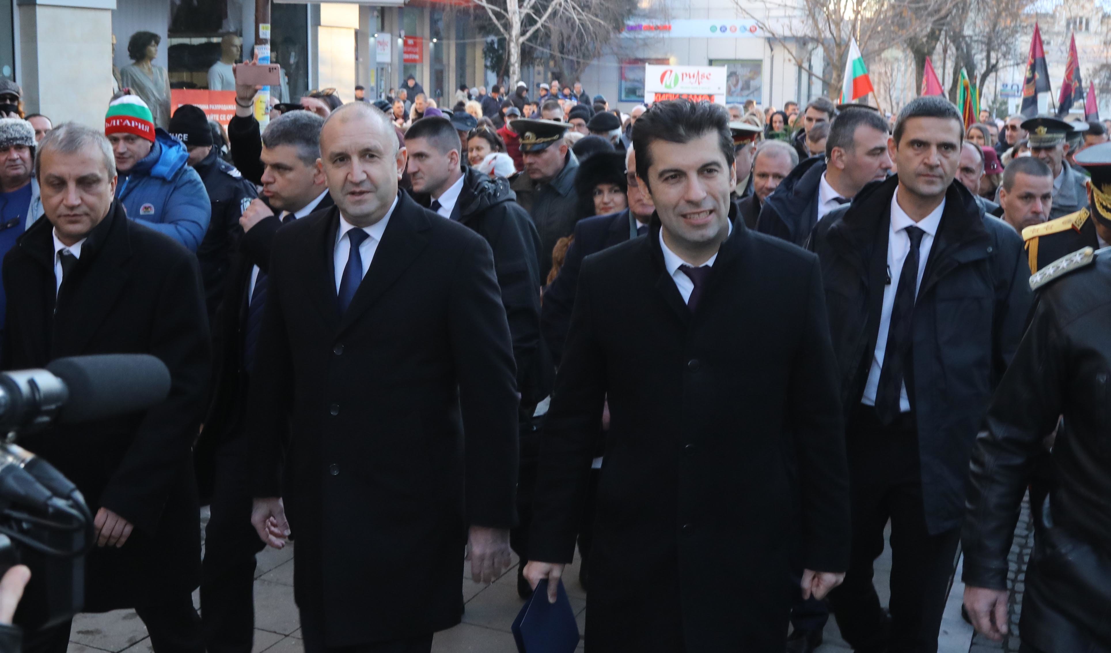 Президентът Румен Радев и премиерът Кирил Петков застанаха рамо до
