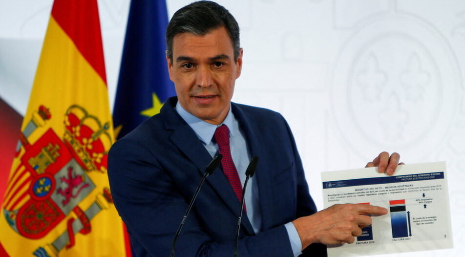 Испанският премиер Педро Санчес поиска омбудсманът на кралството да разследва