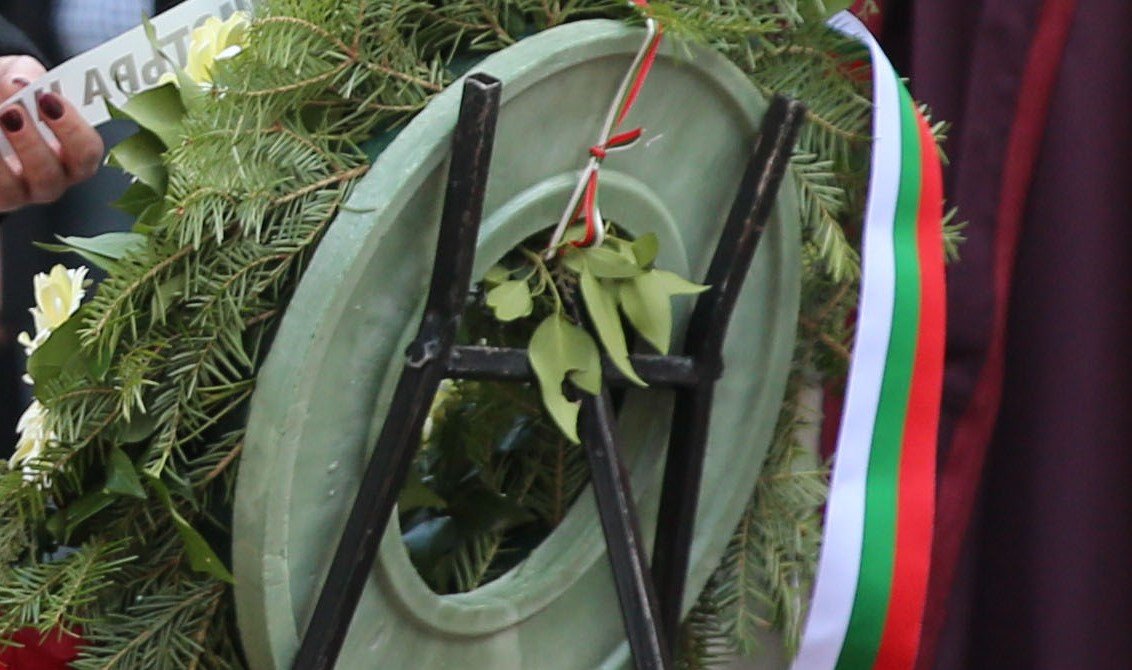 Трикольорните ленти от венците положени от българската делегация на гроба