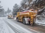 Над 30 см сняг: Затвориха прохода Троян-Кърнаре, ограничено е движението през Превала и Рожен