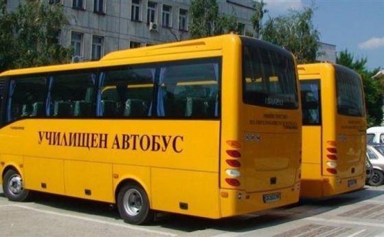 Шофьор на училищен автобус е катастрофирал в Брезник а 9 годишно