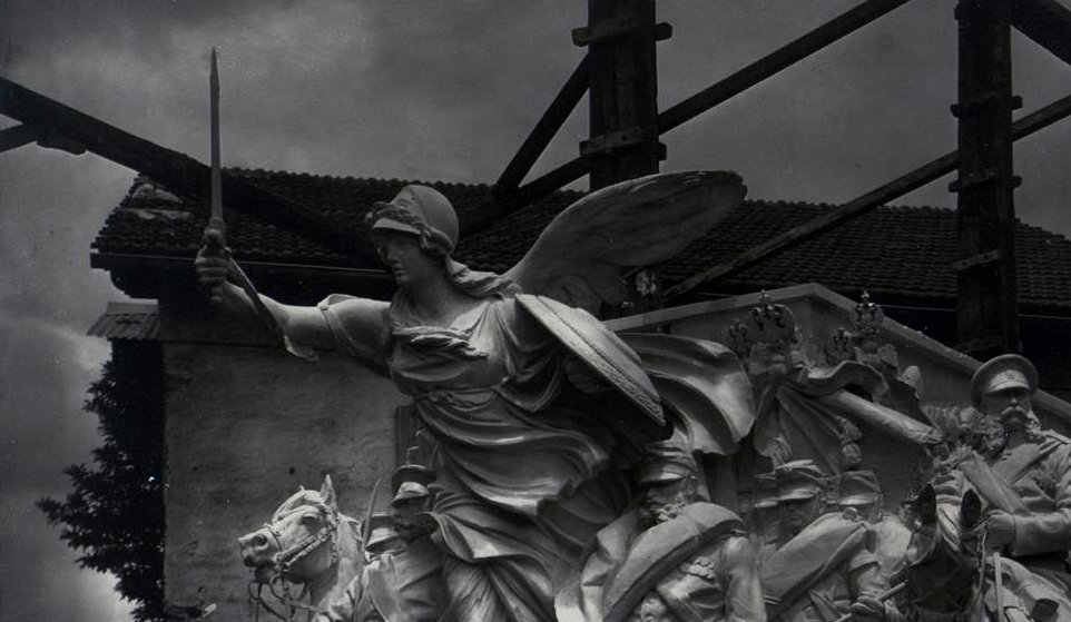 Често по някакъв повод минаваме покрай паметника на Цар Освободител