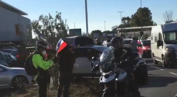 Протестиращите френски шофьори срещу COVID мерките участващи в т нар Конвой