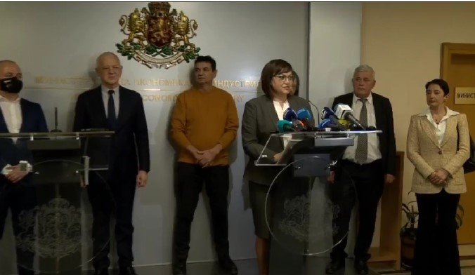 Министърът на икономиката Корнелия Нинова заедно с работодателите и синдикалистите