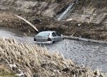 Жена загина в тежка катастрофа, колата паднала в р. Струма и се напълнила с вода
