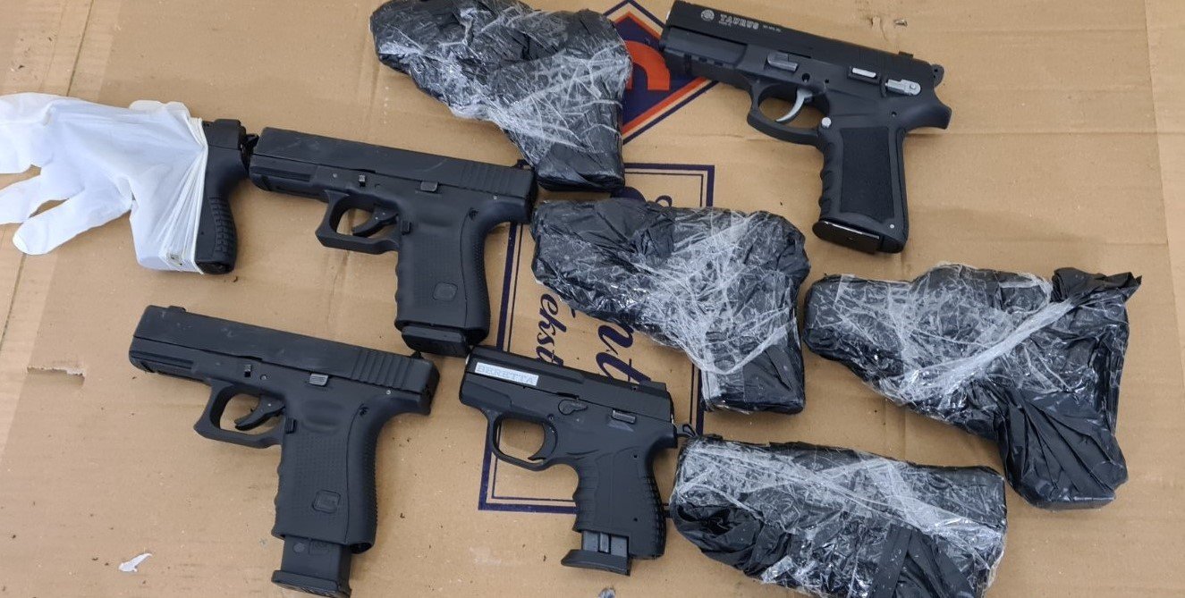 Митничари откриха 9 бойни пистолета при проверка на товарен автомобил.
Случаят