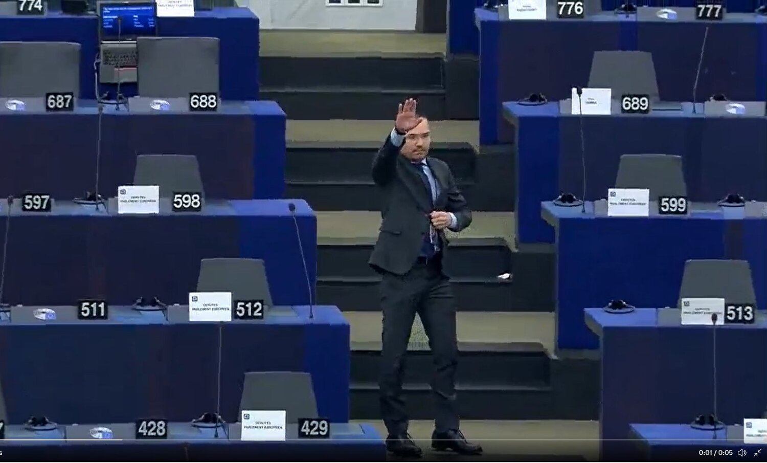 Българският евродепутат Ангел Джамбазки отправи нацистки поздрав в залата на