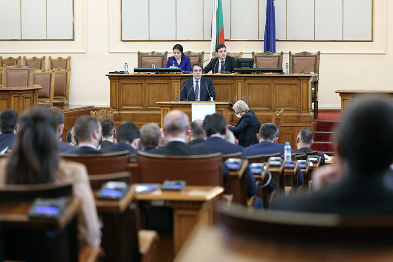 Депутатите ще гласуват малките бюджети на НЗОК и ДОО на