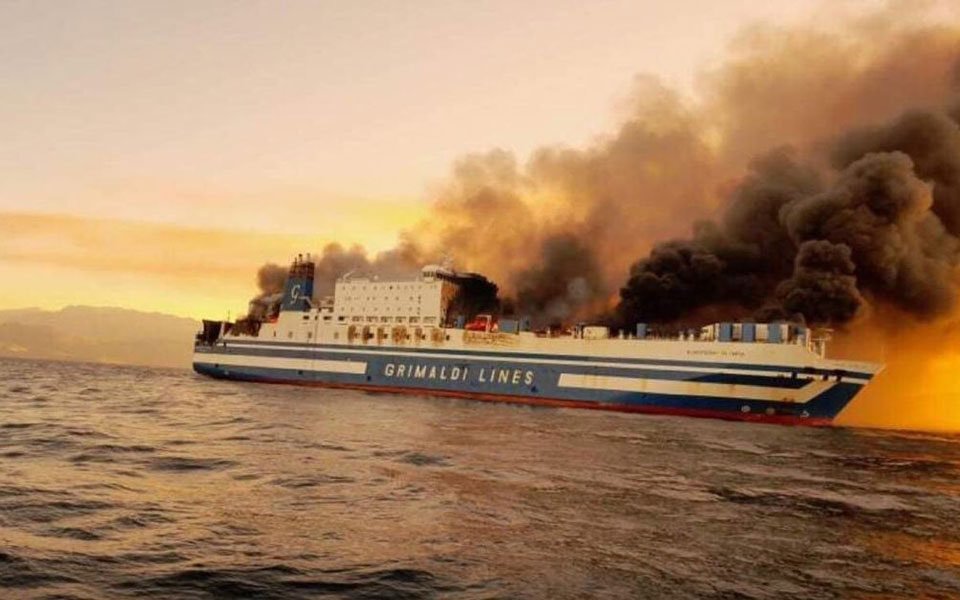 Български шофьор продължава да е блокиран на горящия ферибот в Йонийско