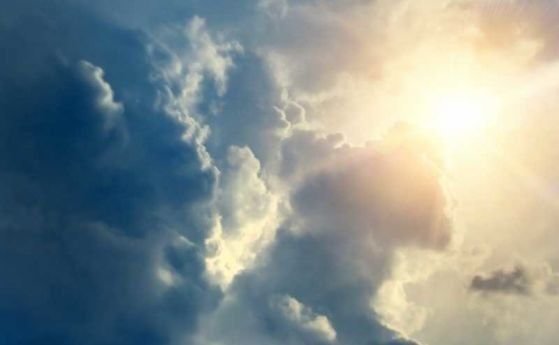 Облачно със слаби валежи от дъжд ще е времето днес