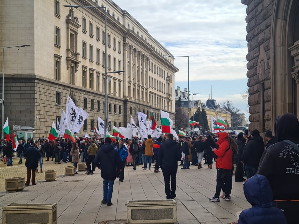 С около 500 демонстранти и засилено полицейско присъствие пред Министерския