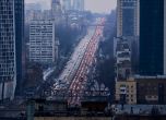 Хиляди бягат от Киев с коли