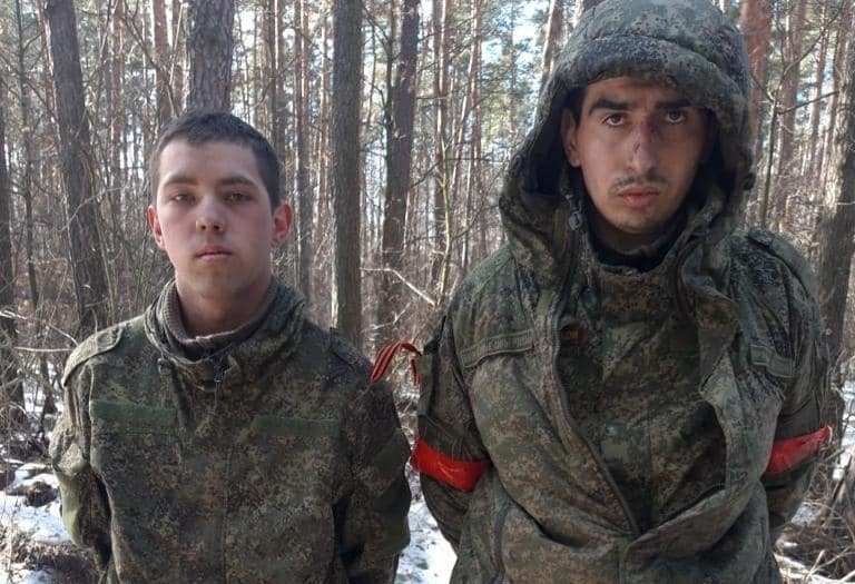 Украински военни взеха в плен руски окупатори нахлули днес на